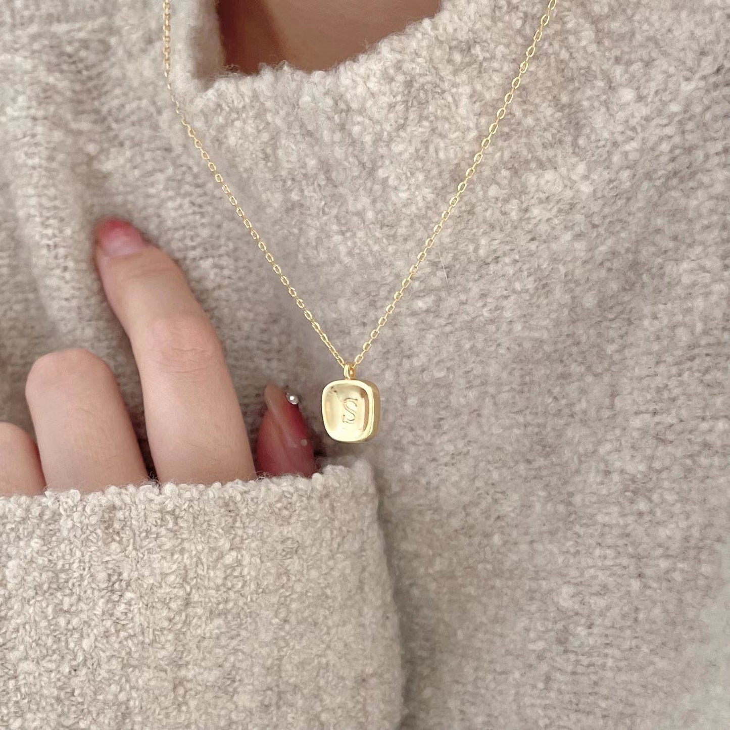 Collar con colgante de letra S minimalista de diseño geométrico en plata de ley 925