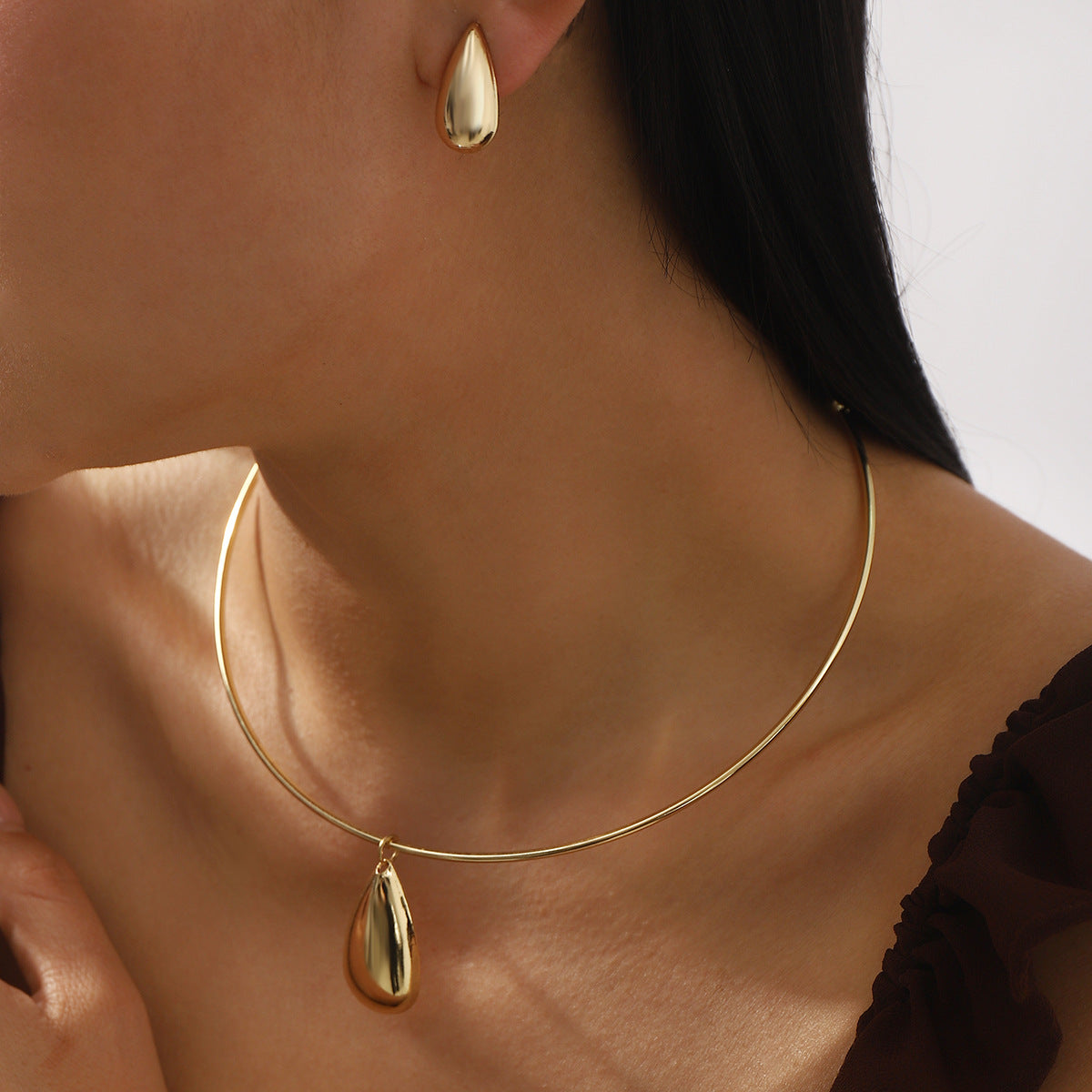 Collar minimalista geométrico colgante para mujer con colgante de aleación galvanizada en cadena estándar, estilo gargantilla de moda