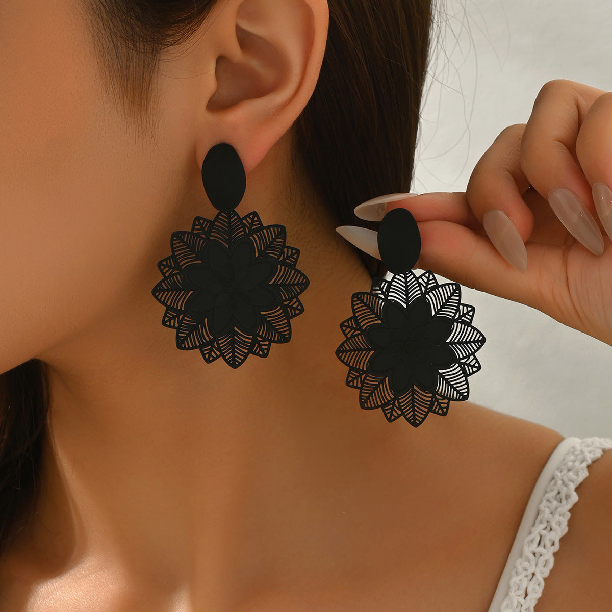 Pendientes de tuerca elegantes geométricos negros florales para mujer de aleación de zinc con chapado ecológico