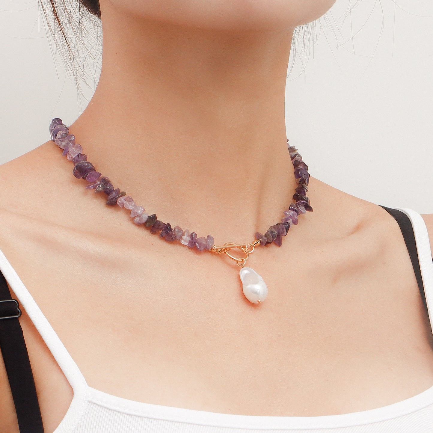 Minimalist Geometric Alloy Necklace with Mother-of-Pearl Pendant and Plated Finish for Women