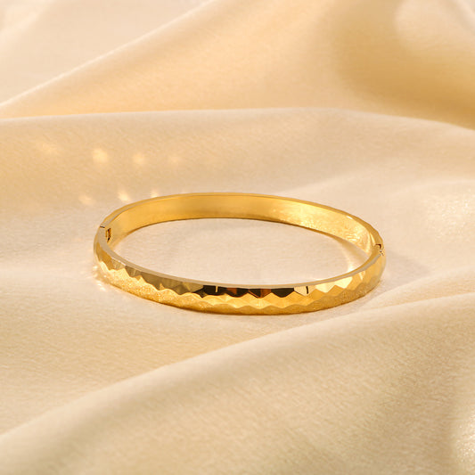 Bracciale geometrico in acciaio al titanio da donna con placcatura in oro 18 carati e finitura a trama ondulata