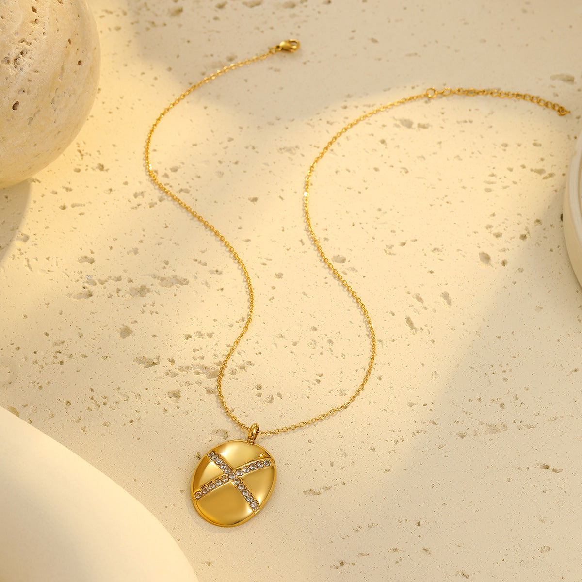 Conjunto de collar y pendientes de acero inoxidable con diseño geométrico y con incrustaciones de pedrería para mujer