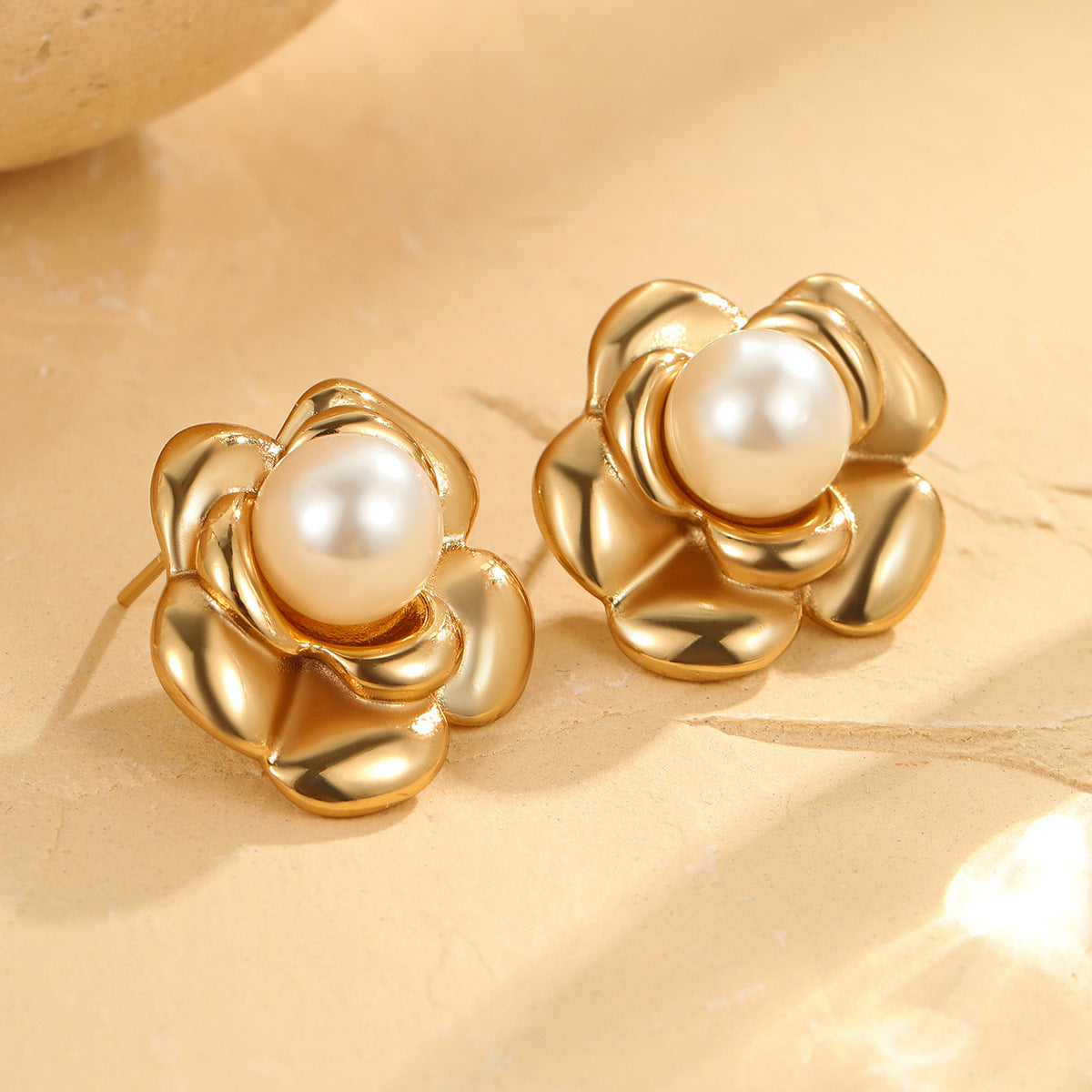 Orecchini a perno alla moda a forma di fiore di camelia con perla, in acciaio inossidabile con finitura placcata per donna