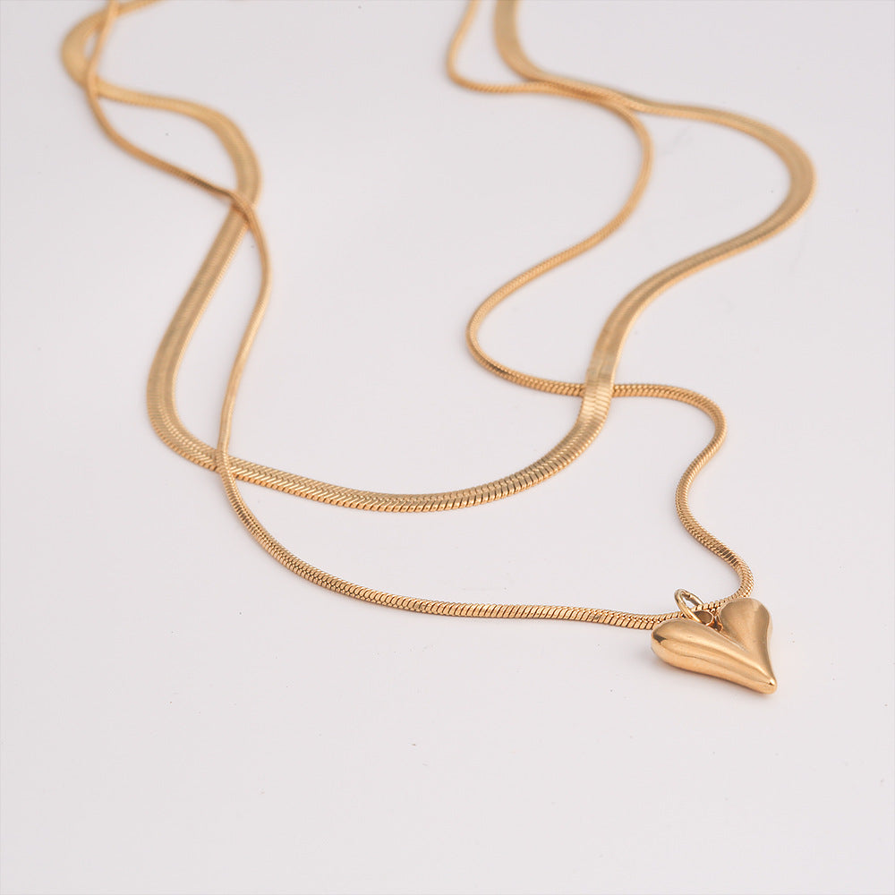 Collar minimalista de doble capa con colgante de corazón para mujer, cadena de serpiente de acero inoxidable con dije de acero de titanio y acabado chapado