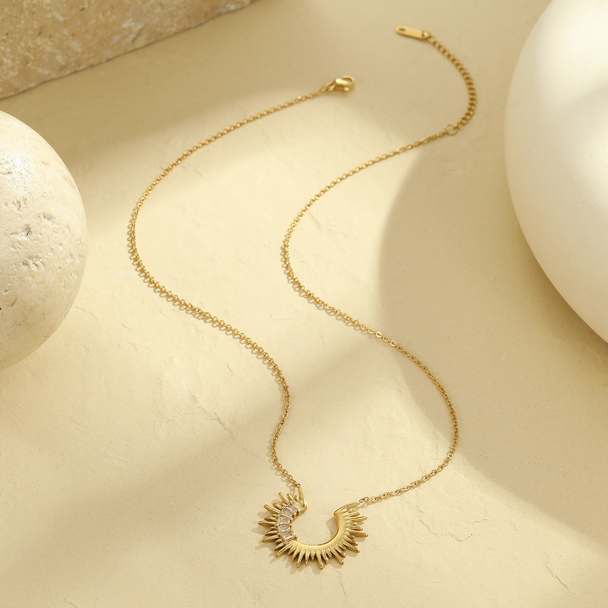 Collana con ciondolo a girasole geometrico alla moda in acciaio inossidabile con placcatura in oro 18 carati e zirconia bianca rettangolare da donna
