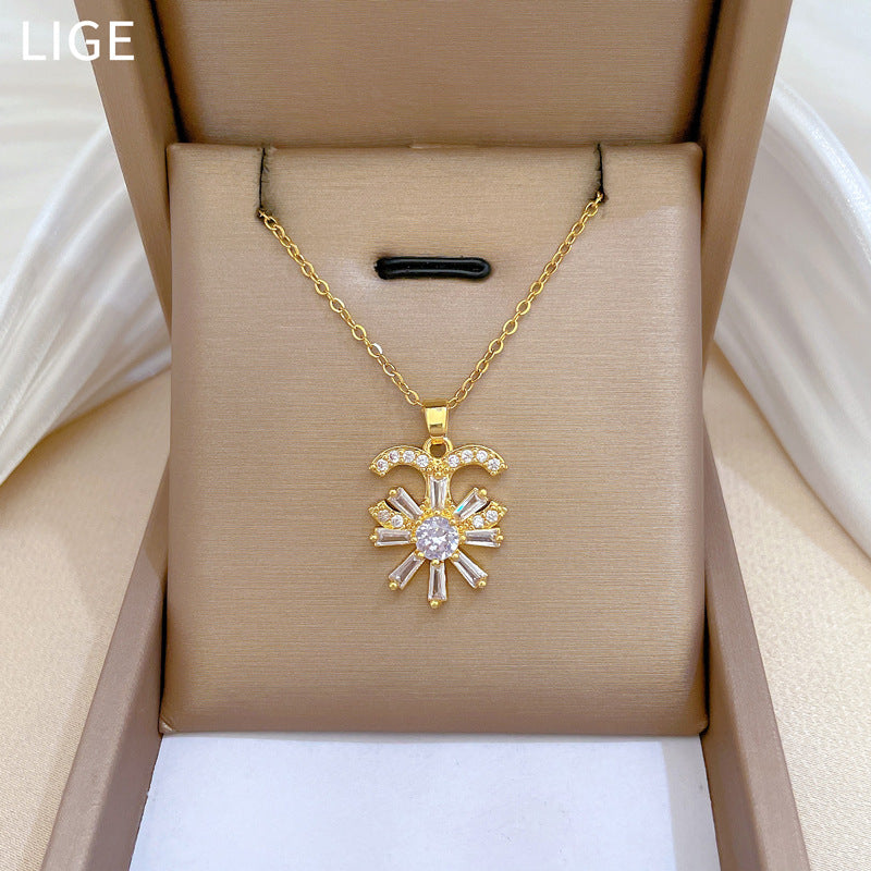 Collana con ciondolo in acciaio al titanio di lusso a luna e strass floreali da donna con design geometrico e delicata catena per clavicola