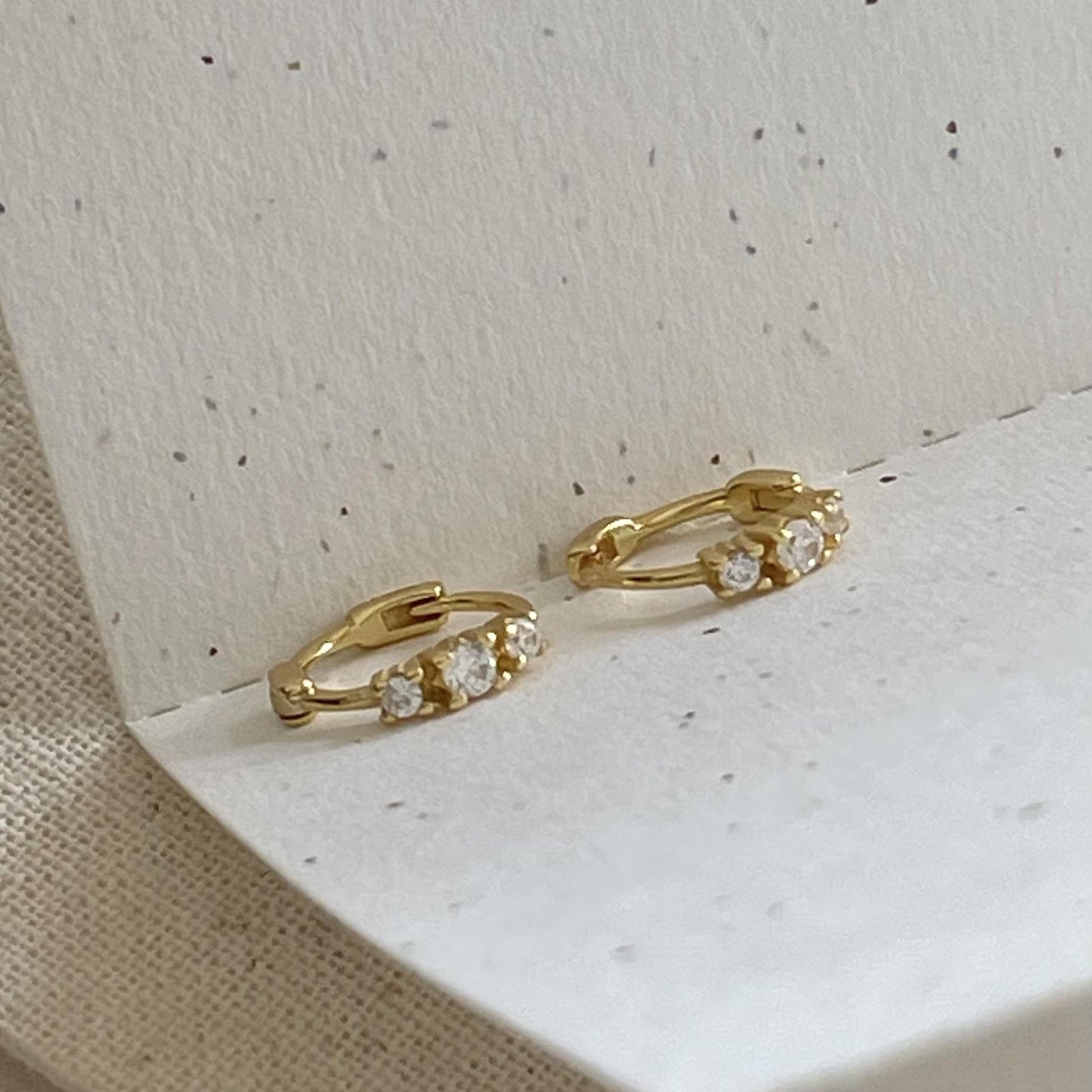 Pendientes de botón minimalistas con forma de corazón de plata de ley 925 con circonitas pavé, hipoalergénicos