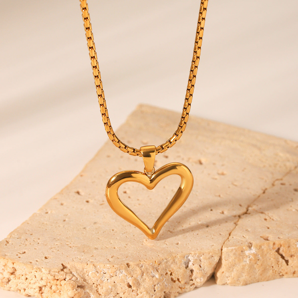 Collana con ciondolo a cuore vuoto in acciaio inossidabile placcato oro 18 carati per donna