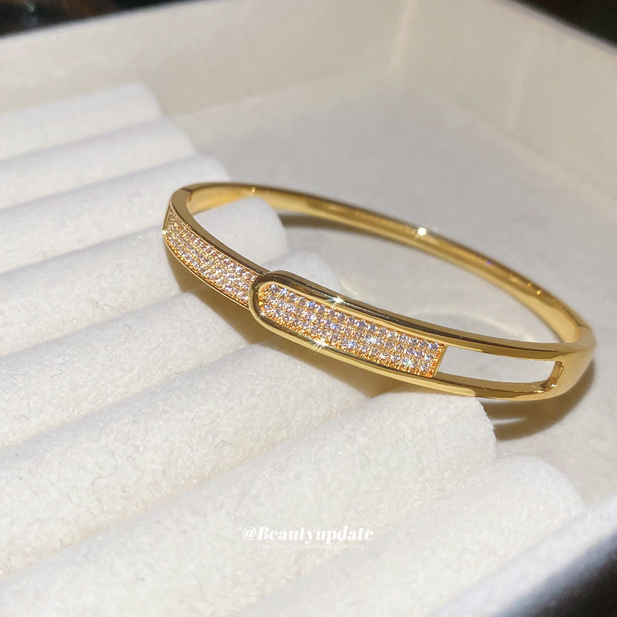 Bracciale rigido aperto geometrico minimalista da donna con placcatura in oro e intarsio in zirconi, accessorio di moda leggero per tutti i giorni