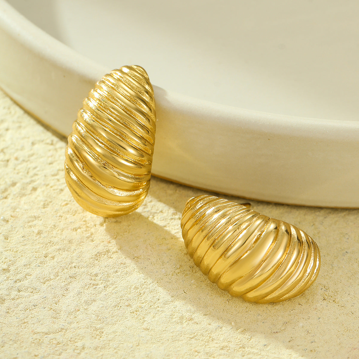 Orecchini a perno da donna in acciaio inossidabile con texture a spirale irregolare geometrica in stile vintage