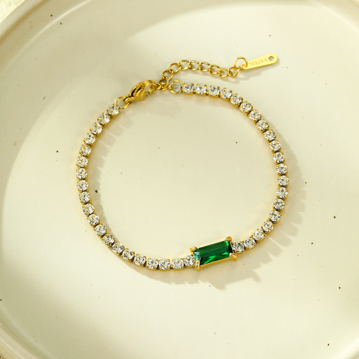 Bracciale da donna placcato oro 18 carati con zircone verde a forma di rettangolo, in acciaio inossidabile