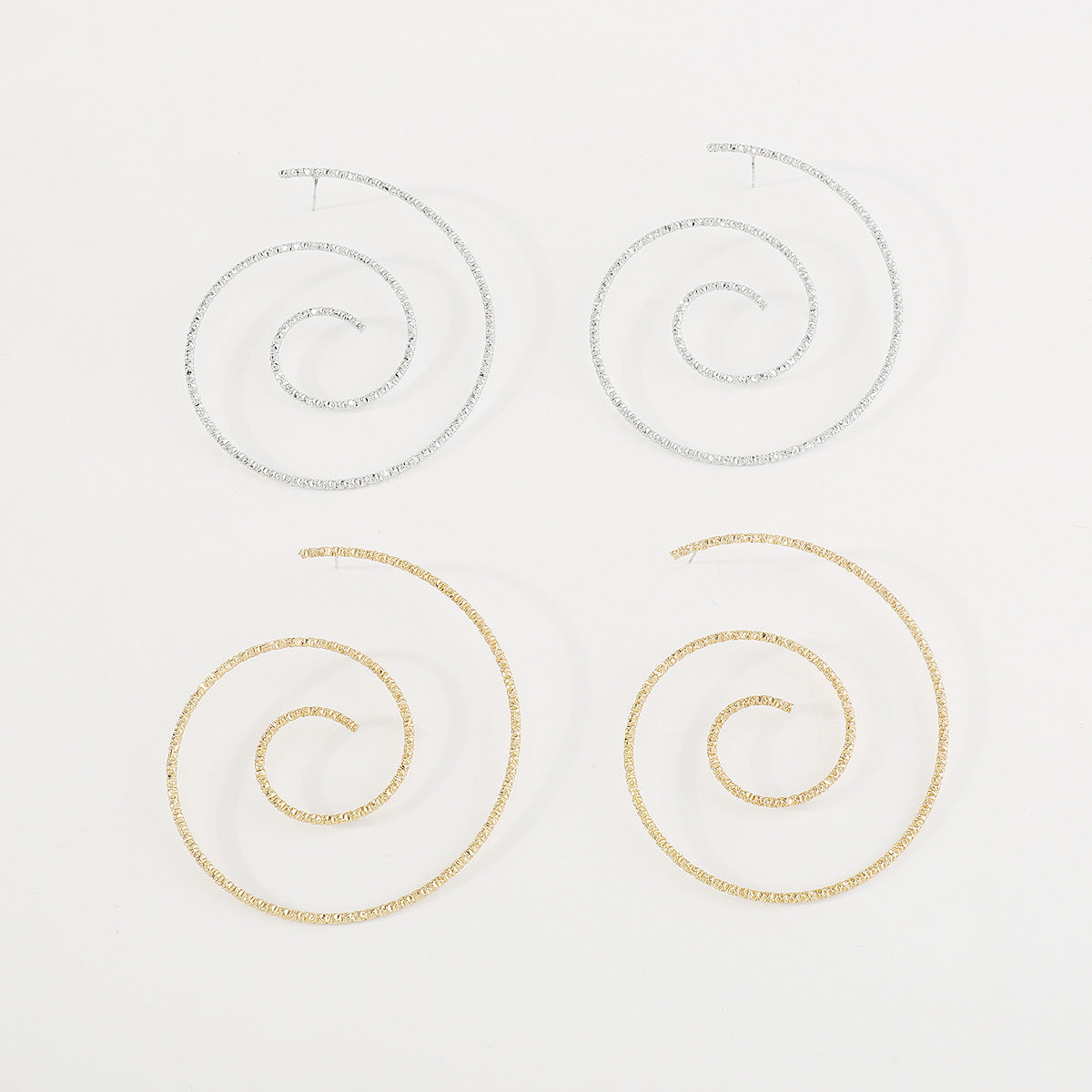 Orecchini Asimmetrici a Spirale Geometrica Sweet-Edgy in Ferro con Finitura Galvanizzata