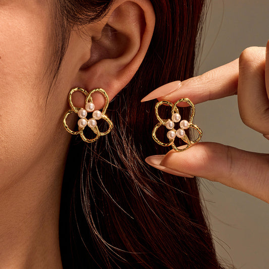 Elegantes pendientes de acero inoxidable para mujer, con baño de oro, diseño floral calado y adornos de perlas