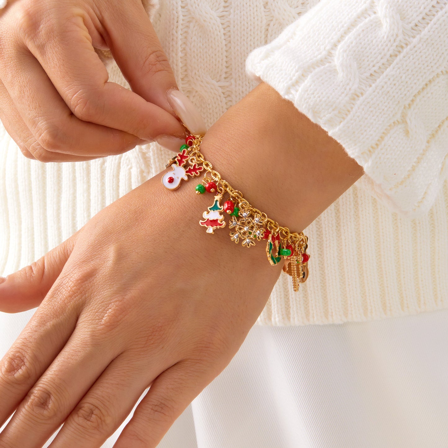 Pulsera de aleación con temática navideña con dijes de muñeco de nieve, reno, copo de nieve, hombre de jengibre, bastón de caramelo, cristal y cuentas, acabado chapado