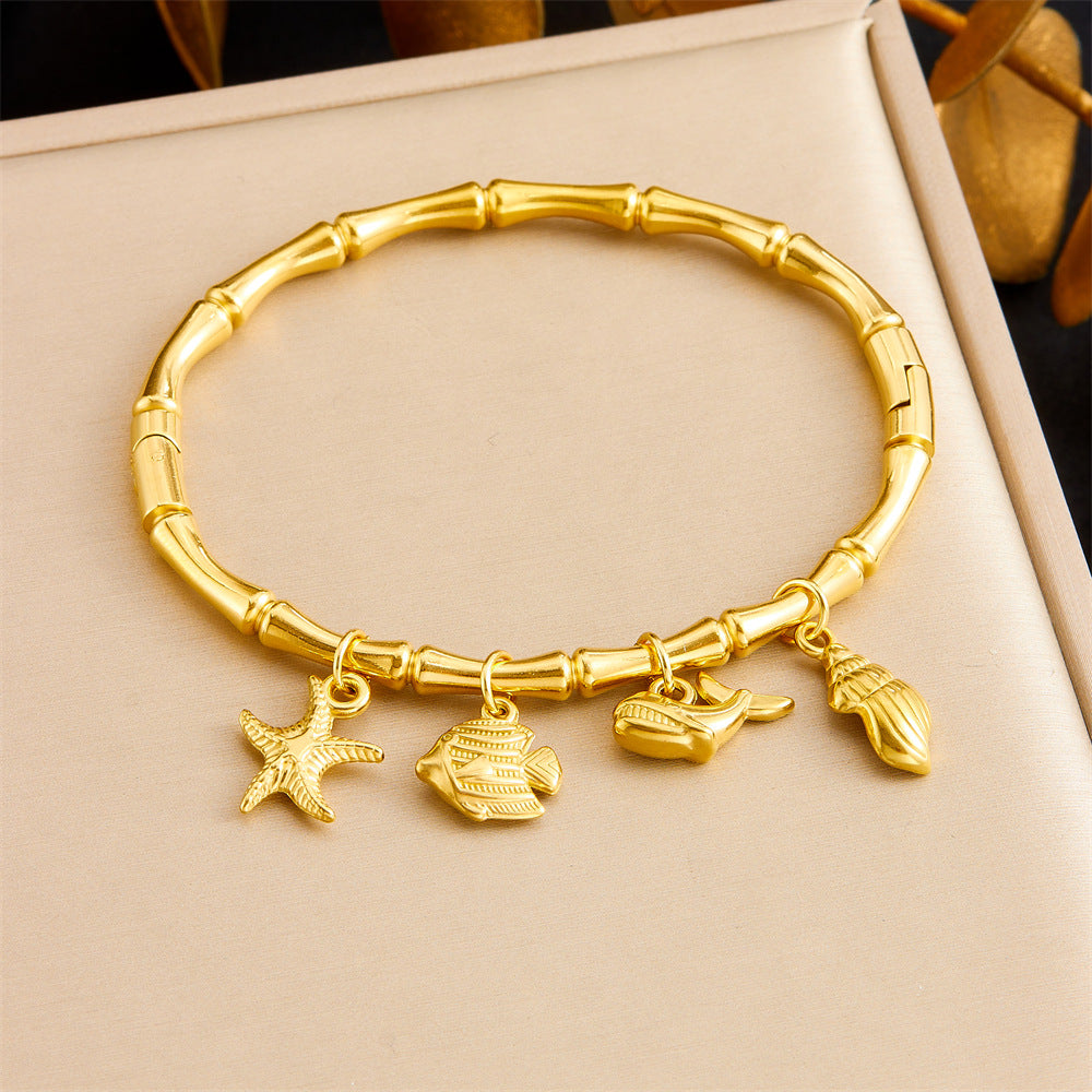 Bracciale Minimalista in Acciaio Inossidabile Placcato Oro a Tema Oceano Tropicale con Motivi di Stella Marina, Conchiglia e Farfalla