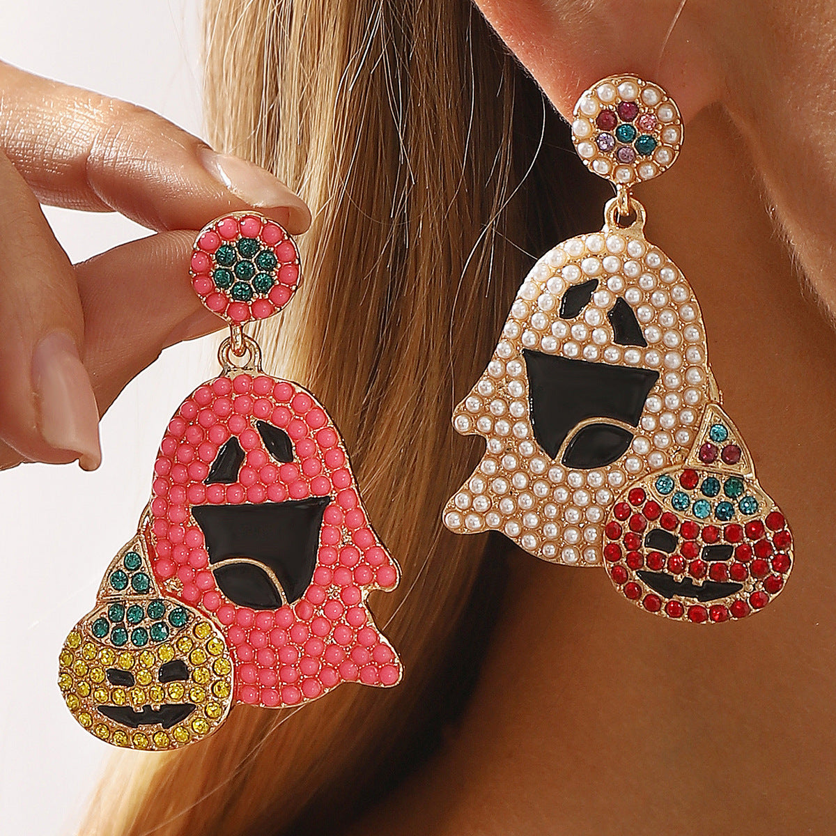 Pendientes de aleación con forma de fantasma, dulces y atrevidos, con detalles de diamantes de imitación y perlas de imitación para mujer