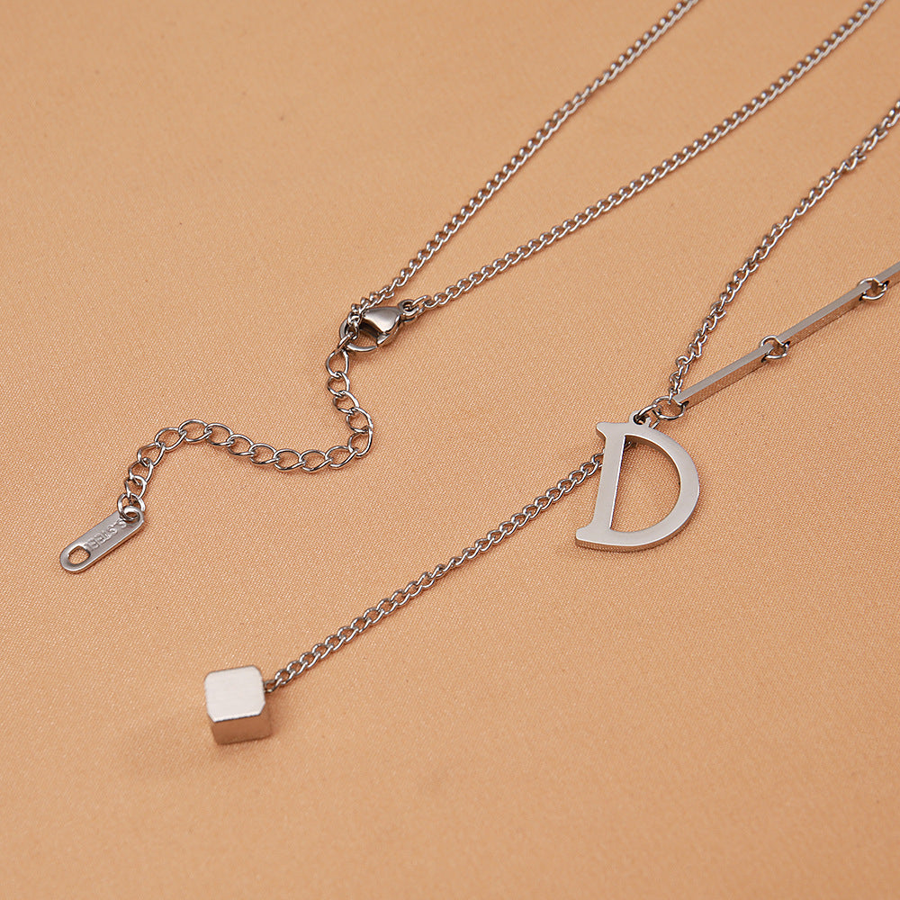 Collar Colgante de Letra D Minimalista Luxe de Acero de Titanio para Mujer Cadena Corta de Punto con Acabado Chapado