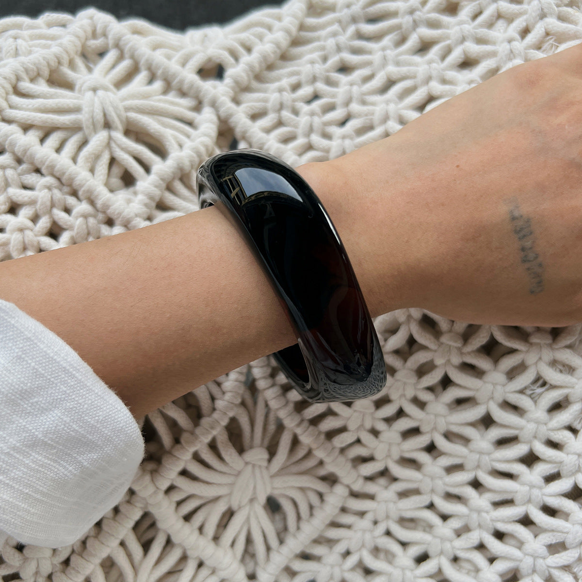 Bracciale da donna in acrilico geometrico irregolare minimalista con effetto traslucido sfumato