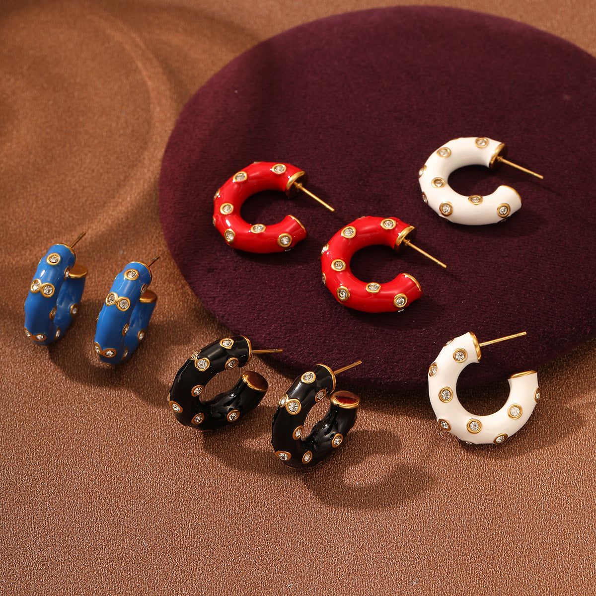 Pendientes de acero de titanio con forma de C, minimalistas y a la moda, para mujer, con acabado esmaltado e incrustaciones de diamantes de imitación