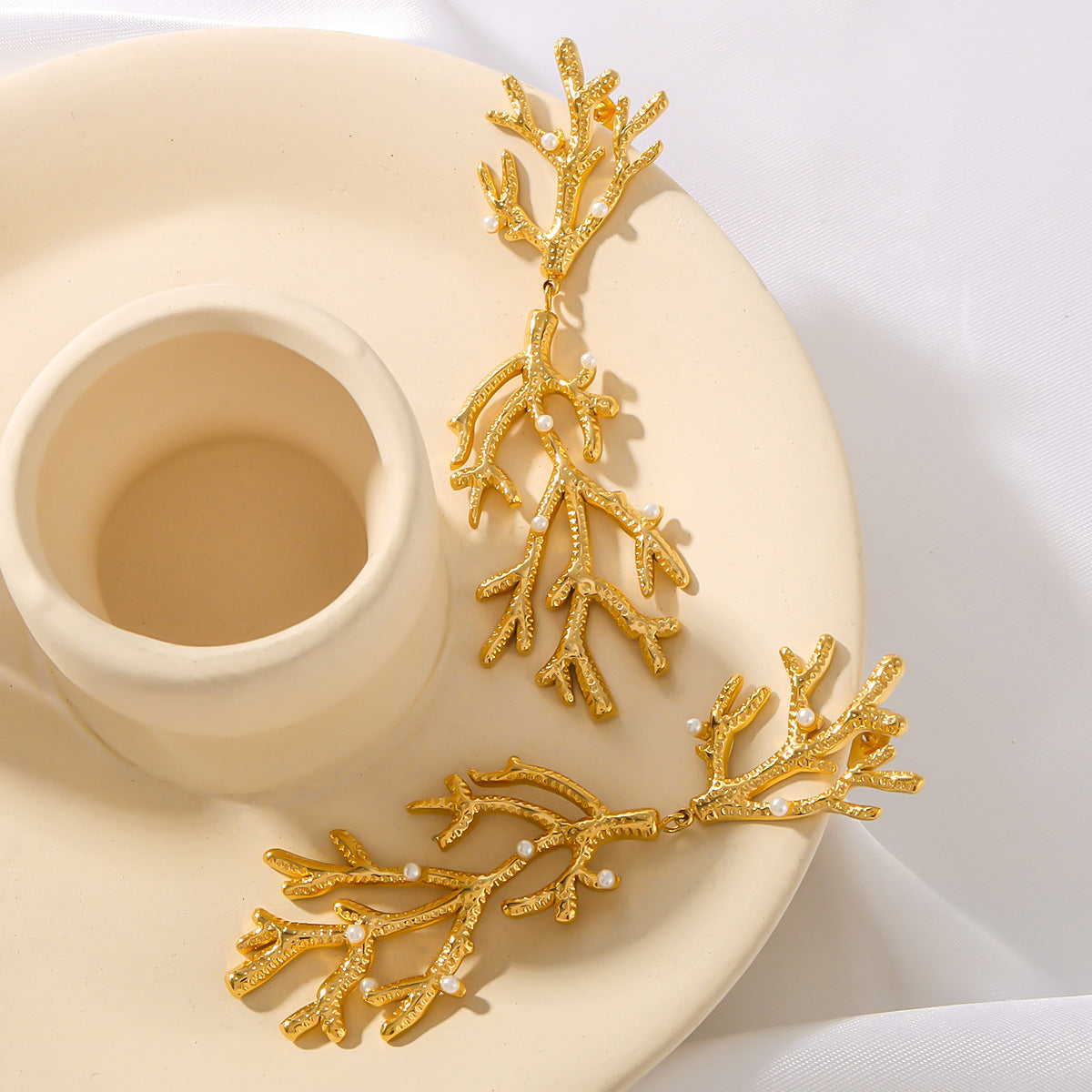 Orecchini pendenti da donna stile Ins a forma di corallo con placcatura in oro 18 carati in acciaio inossidabile e finitura effetto perla