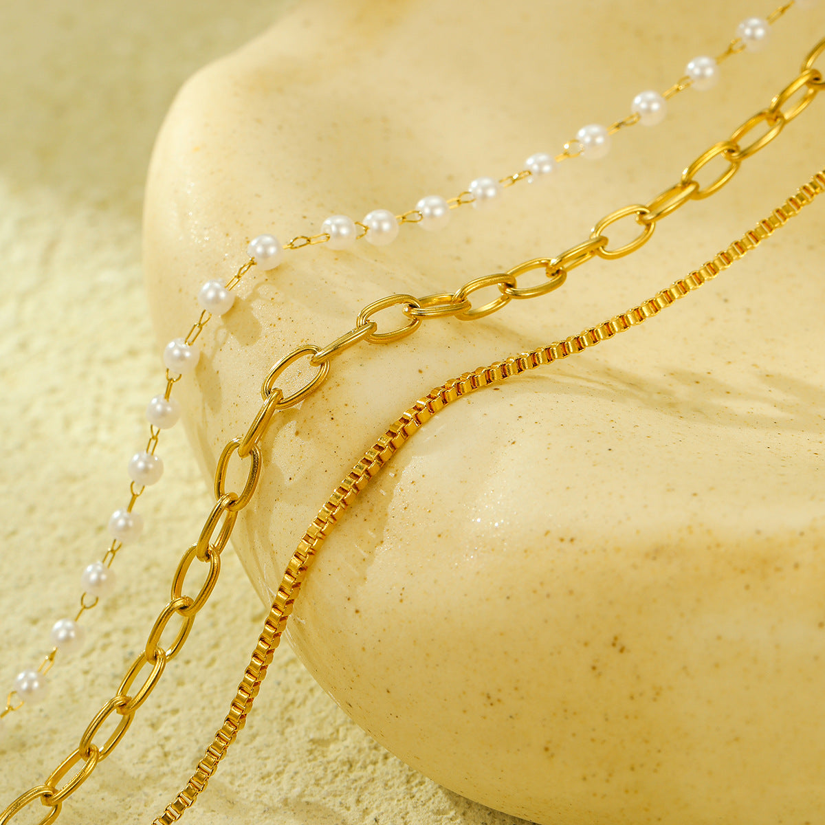 Elegante collar de perlas de acero de titanio estilo francés con acabado chapado para mujer