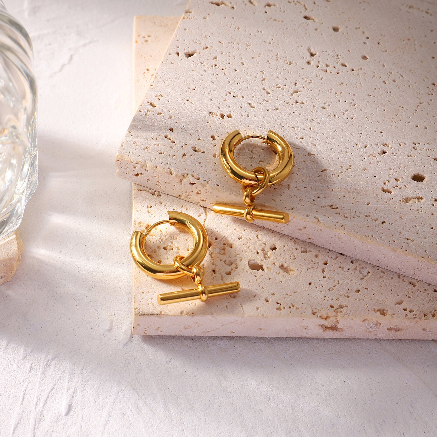 Pendientes de aro con colgante de círculo geométrico minimalista para mujer en acero de titanio con chapado en oro