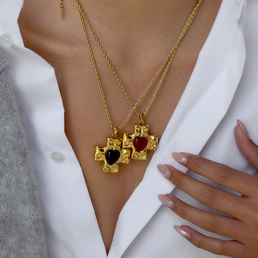 Collar minimalista con dije de cruz para mujer en acero de titanio con incrustaciones de circonita y chapado de oro PVD en cadena de acero inoxidable