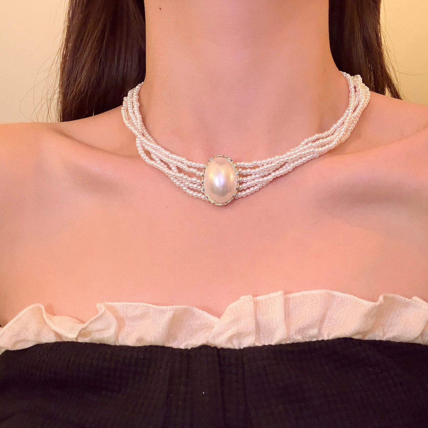 Elegante Parure Francese di Collana e Orecchini a Perno in Perle Imitazione Ovali Multistrato per Donna con Finitura Placcata e Design a Catena Clavicola