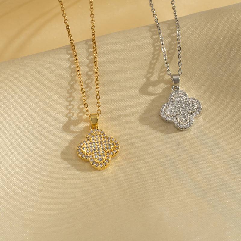 Collar con colgante minimalista de trébol de cuatro hojas para mujer, de acero de titanio con incrustaciones de diamantes de imitación y acabado pulido