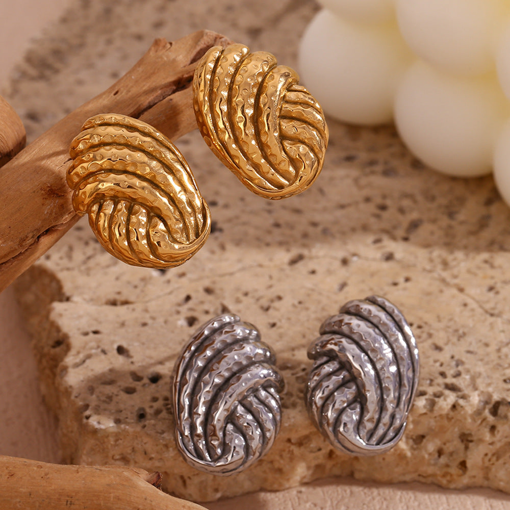 Orecchini a perno geometrici minimalisti in acciaio inossidabile con placcatura in oro 18 carati e texture martellata