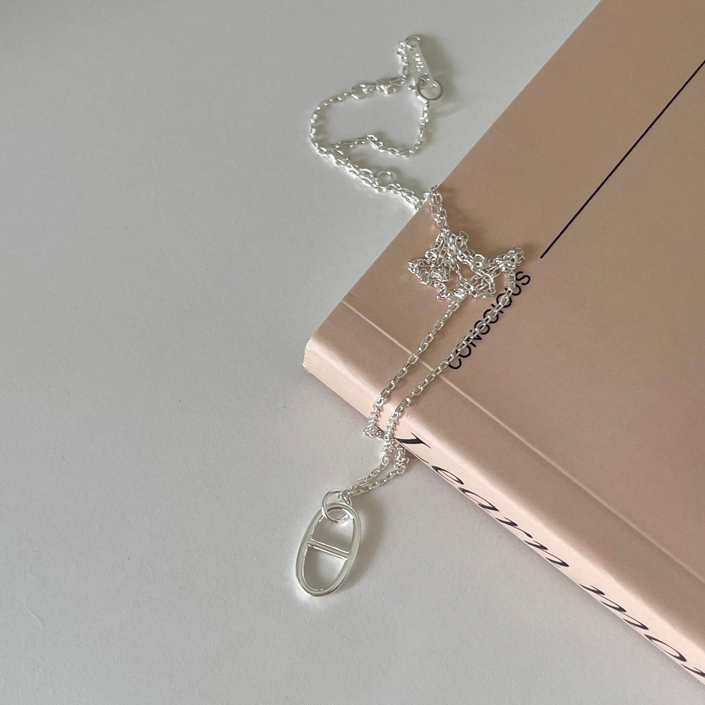 Collana con pendente a forma di muso di maiale geometrico in argento sterling 925 da donna
