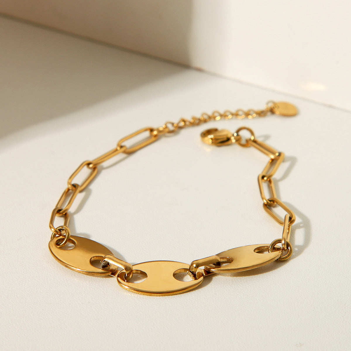Pulsera geométrica de acero inoxidable estilo INS con baño de oro de 18 quilates y cierre de nariz de cerdo para mujer