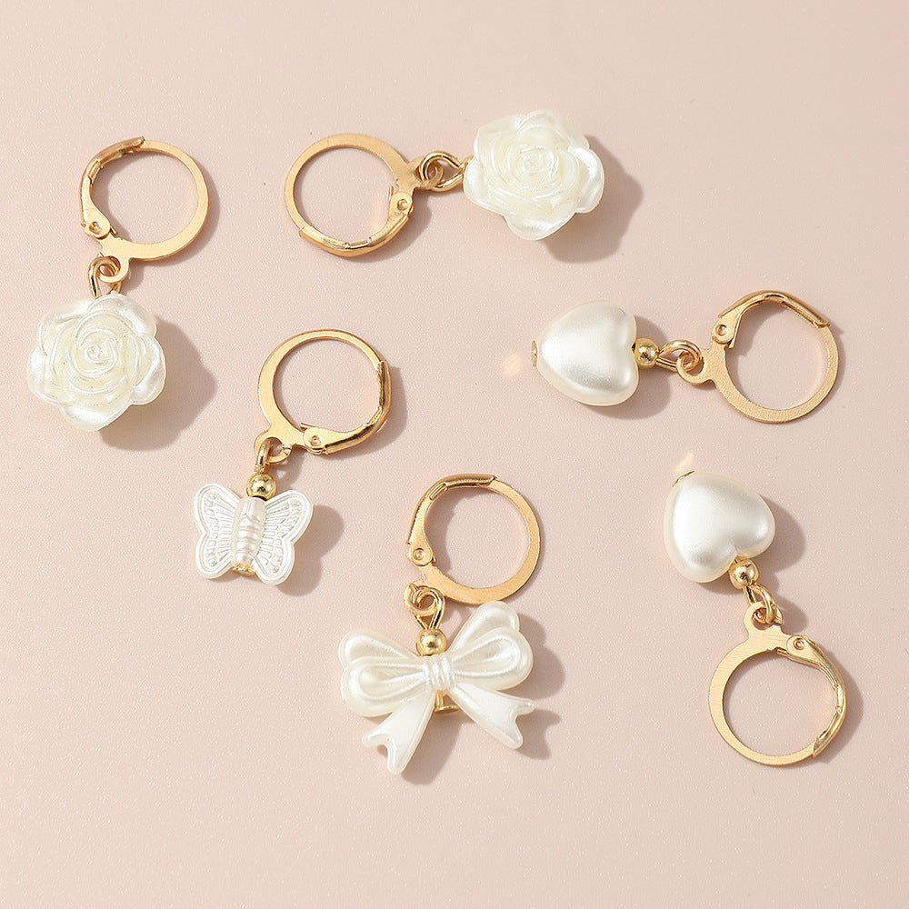 Pendientes de perlas en forma de lazo minimalistas para niñas en metal con acabado artesanal