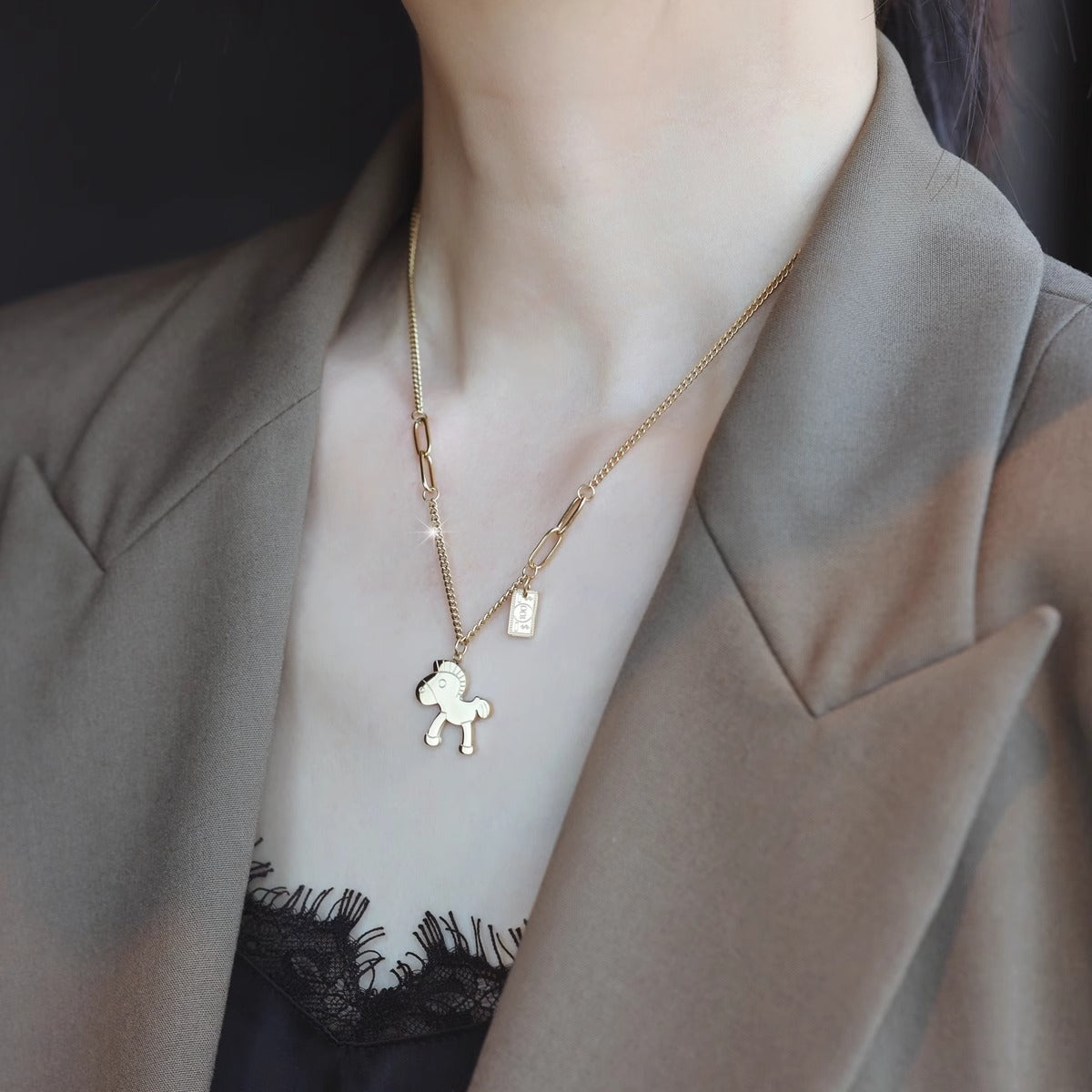 Original Design Animal Shape Titanium Steel Plated Clavicle Necklace for Women and Men with Lucky Horse Motif