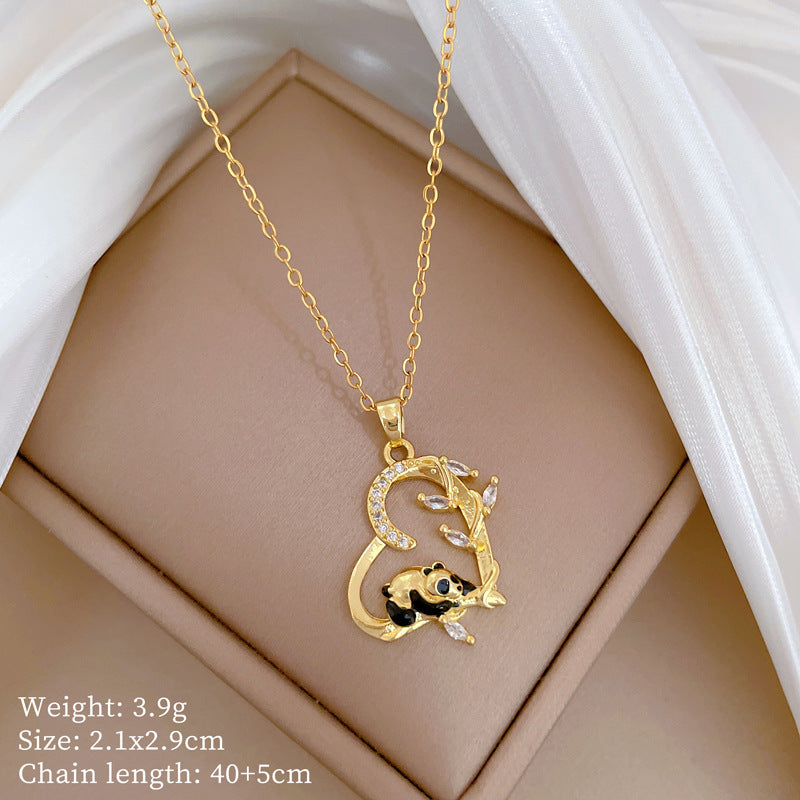 Collana Pendente Minimalista Panda in Bambù per Donna e Uomo in Acciaio al Titanio con Finitura Smaltata e Dettagli in Strass su Catena a Serpente