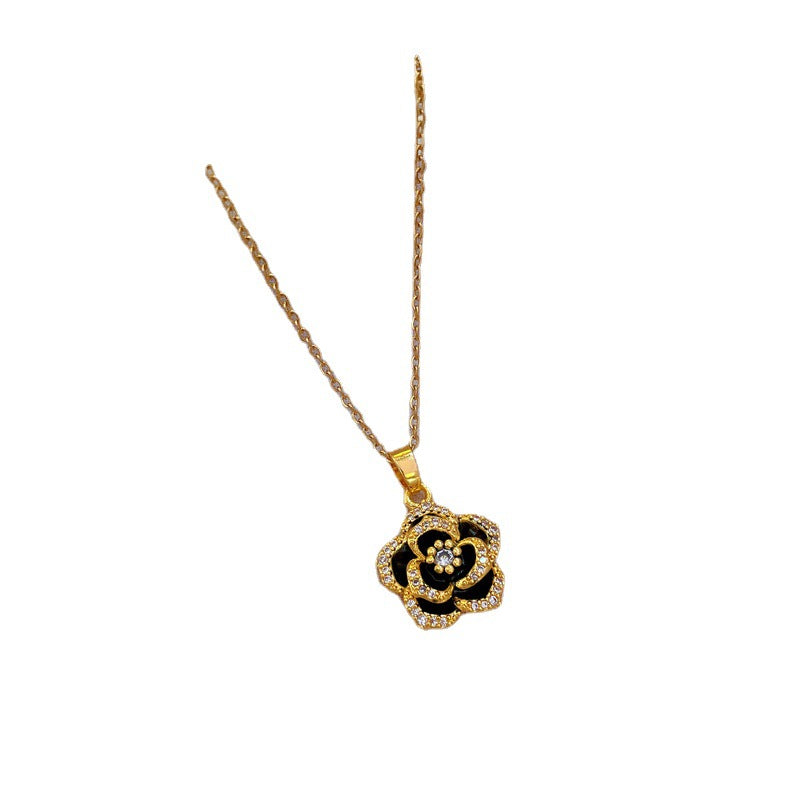 Elegante collar de mujer de acero de titanio con colgante de camelia de circonitas, diseño geométrico y estilo de cadena O