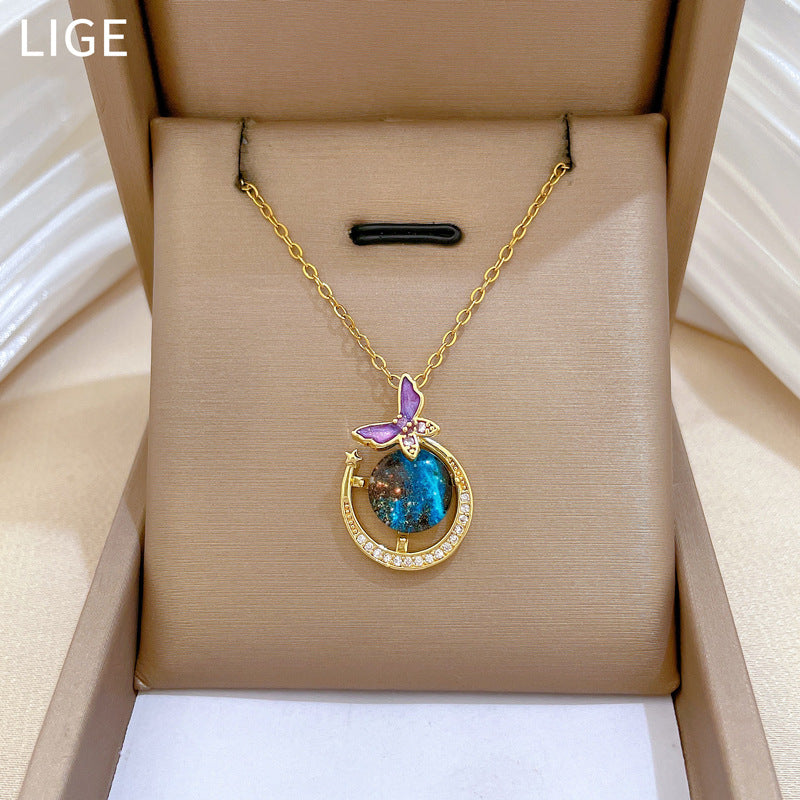 Collana in acciaio al titanio a forma di farfalla stile cartone animato con intarsio di strass per donne e uomini, catena leggera e delicata per la clavicola