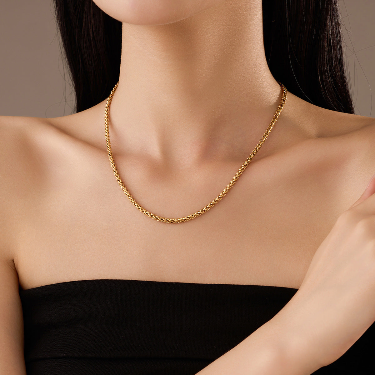 Elegante collar de cesta tejida estilo OL de acero titanio con chapado en oro para mujer