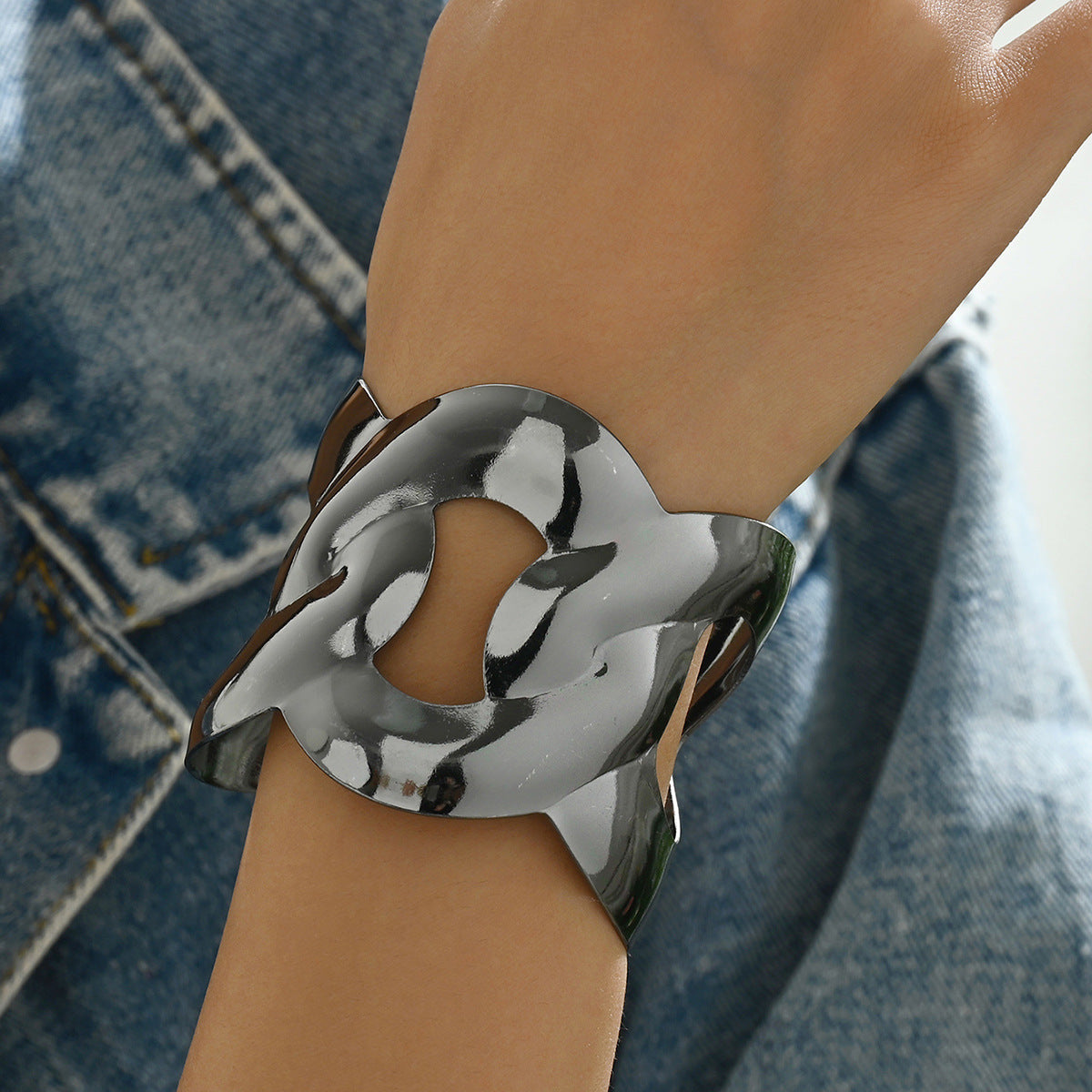 Bracciale da donna a manetta aperta regolabile in lega di zinco con intarsi di perle, stile OL alla moda con motivo floreale