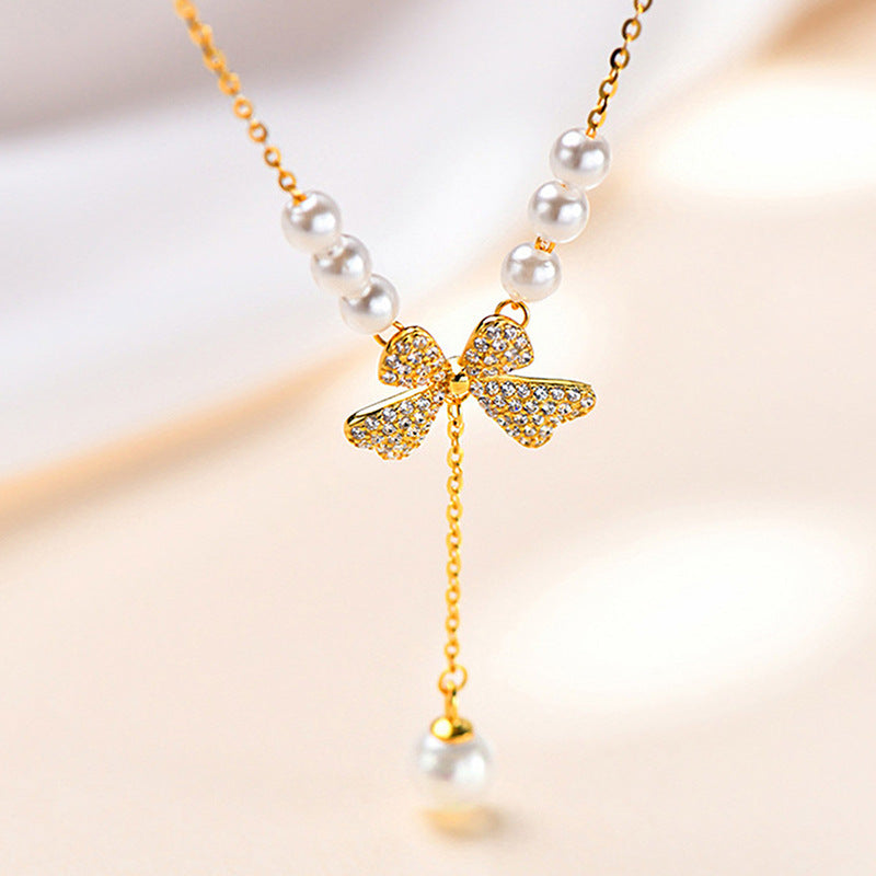 Collar con colgante de mariposa minimalista para mujer, cadena delicada de clavícula chapada en acero de titanio con diseño geométrico irregular