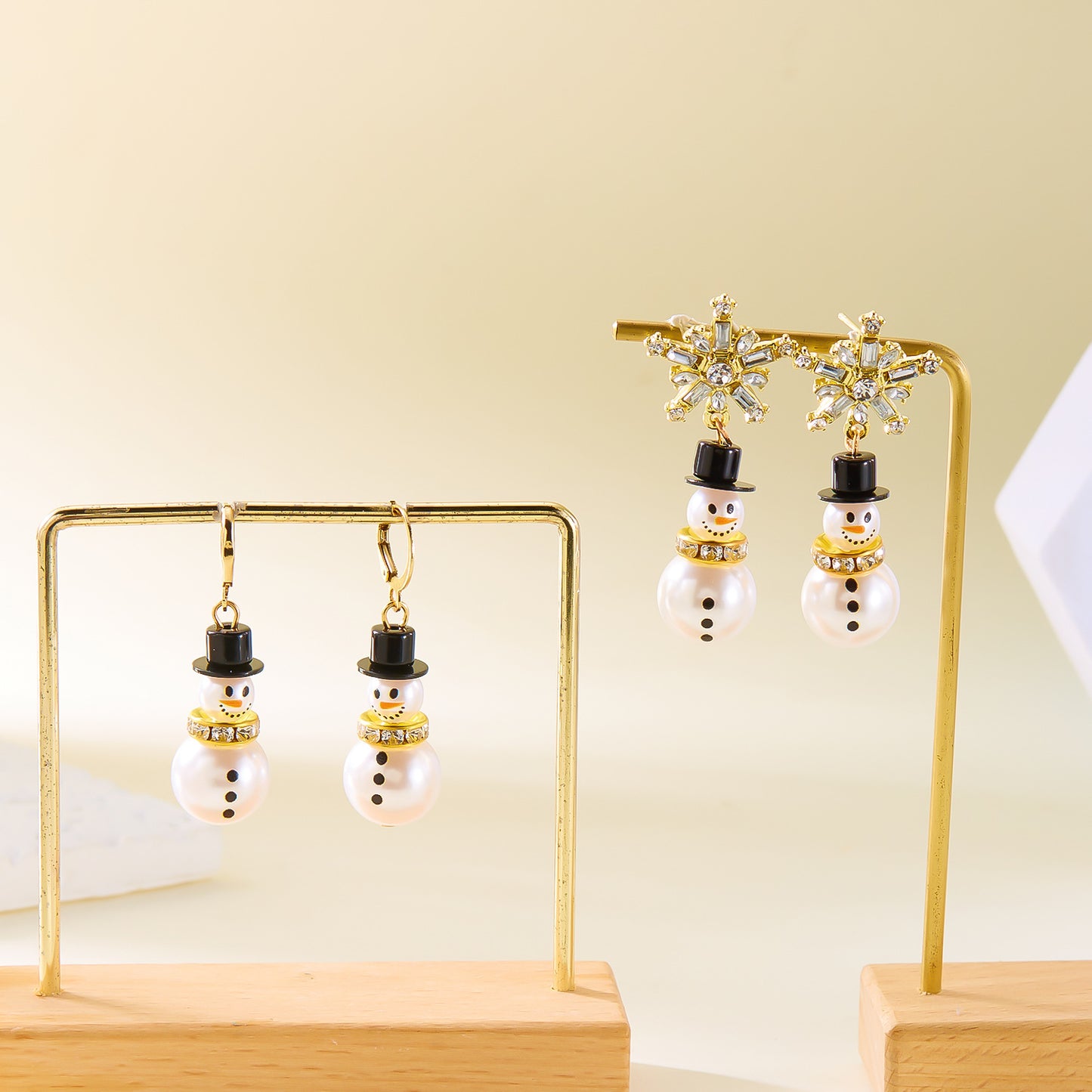 Pendientes de perla con diseño de copo de nieve y temática navideña para mujer, con incrustaciones de diamantes de imitación y diseño geométrico en aleación con acabado de baño.