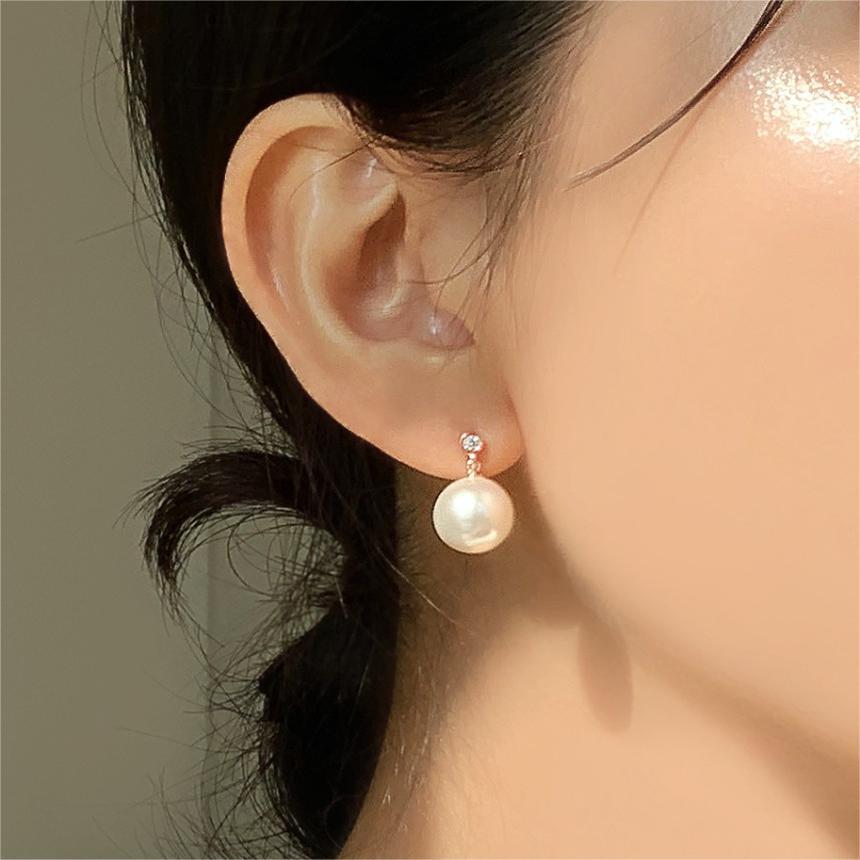 Orecchini a perno minimalisti a forma di lettera in argento sterling 925 con accenti di zirconi e perle