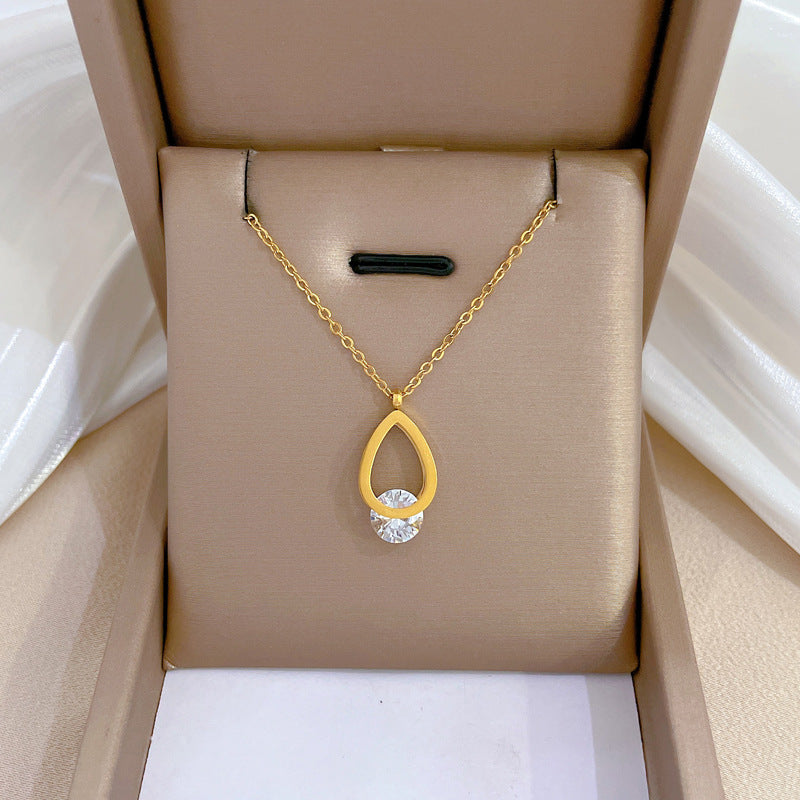 Collana Minimalista Geometrica in Acciaio Titanio con Finitura Placcata Oro e Ciondolo a Goccia d'Acqua in Zircone per Donna