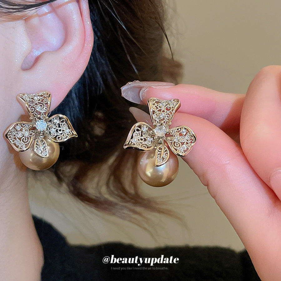Elegantes aretes de perlas y circonitas cúbicas con diseño floral, hechos de latón con postes de acero inoxidable, para mujer