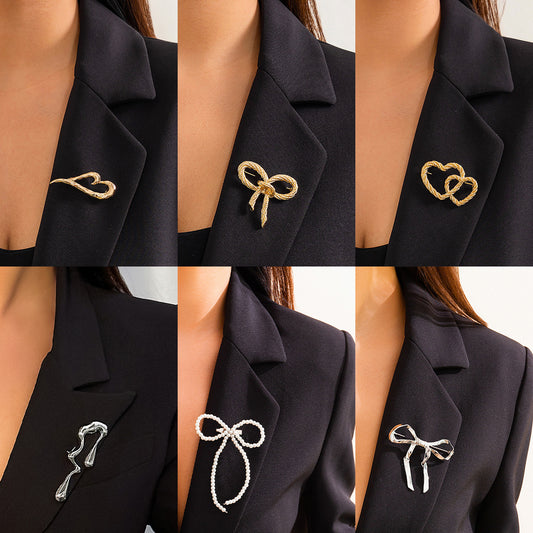 Spilla da Donna Minimalista con Lettera in Lava Irregolare, Nappa e Fiocco, in Lega
