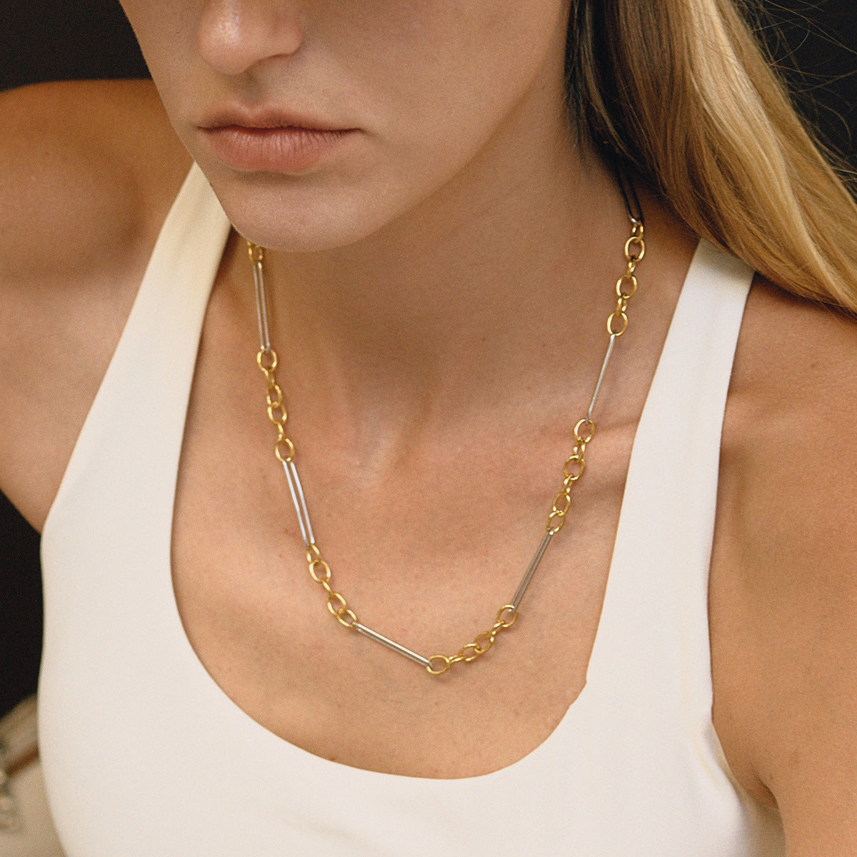 Collana da donna minimalista geometrica placcata in titanio e acciaio, con catena in acciaio inossidabile