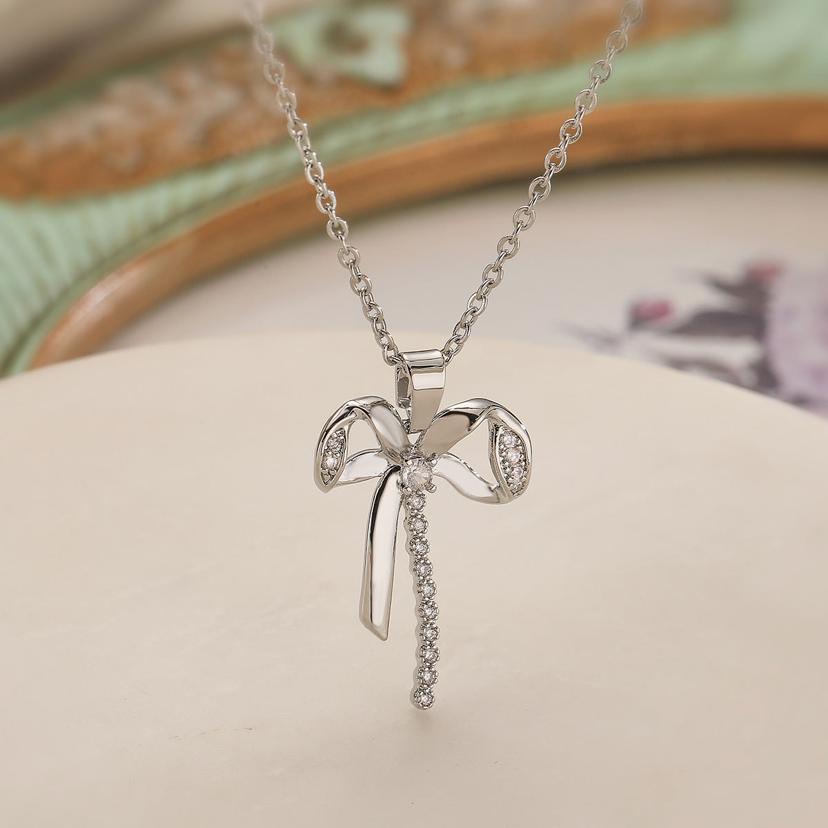 Collana con ciondolo a forma di fiocco minimalista da donna in ottone placcato oro vero e dettagli in zircone