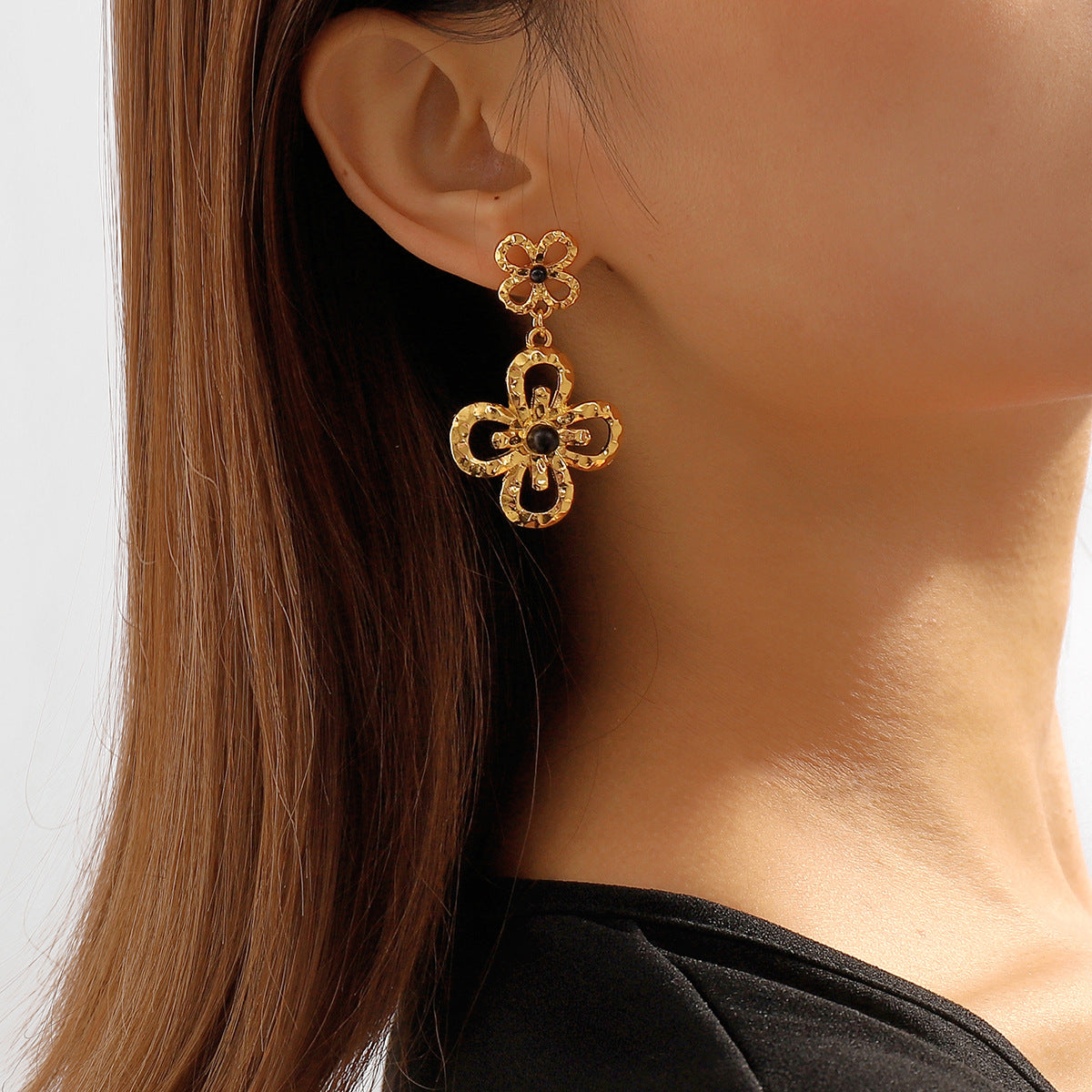 Pendientes florales geométricos huecos, dulces y atrevidos, de aleación con incrustaciones de perlas simuladas y acabado galvanizado para mujer