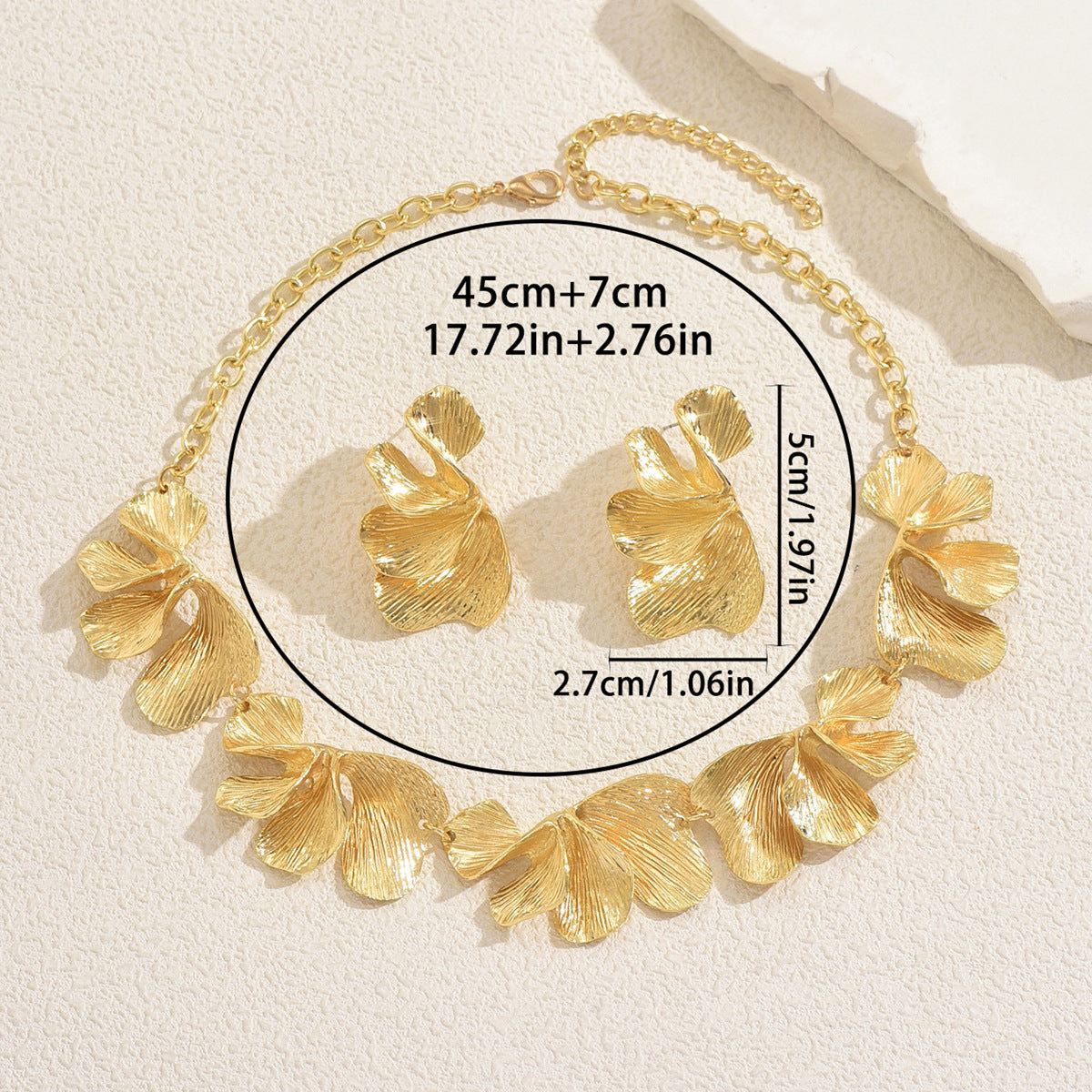 Set collana e orecchini floreali minimalisti in lega con texture a petalo e finitura placcata per donna
