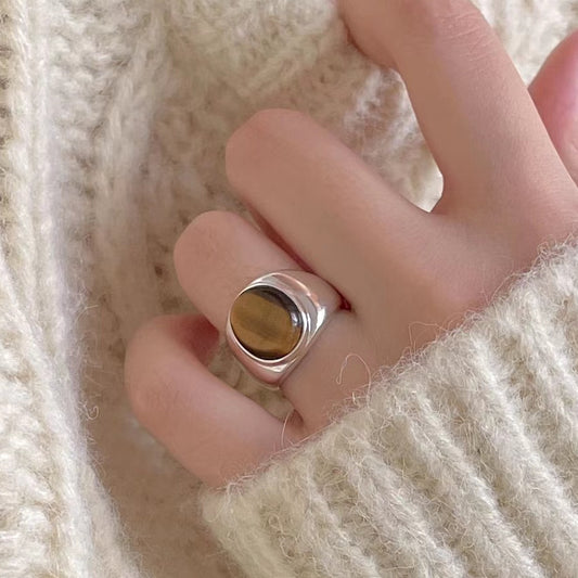 Anillo minimalista de plata de ley 925 con ojo de tigre incrustado de forma geométrica para mujer